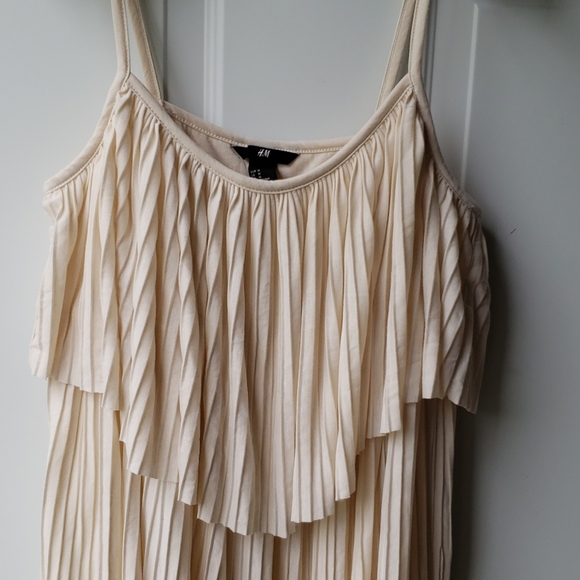 H&M Strappy Tiered & Pleated Cami w/ Built-in Bra - Picture 2 of 15